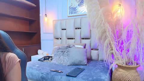 Snapshot of emelie_ch_ chatting on January 2025 12:04:01 AM Emily  online show from January 2025 12:04:01 AM