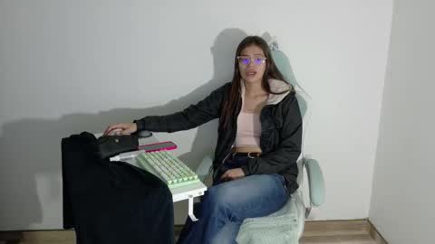 Snapshot of emerald_sparkles chatting on December 2025 02:38:01 AM sabrina online show from December 2025 02:38:01 AM