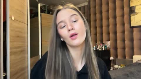 Snapshot of emi__ly chatting on November 2025 06:26:02 AM emi__ly online show from November 2025 06:26:02 AM