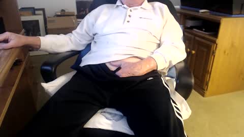 Snapshot of emil_karpo chatting on December 2025 03:18:02 PM Terrance1st online show from December 2025 03:18:02 PM