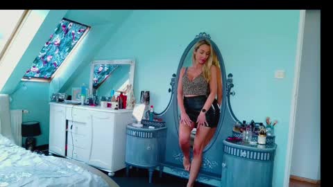 Emila online show from February 2025 01:01:01 PM