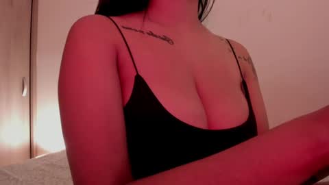 Snapshot of emilia_ghendle chatting on January 2025 04:48:01 PM Emilia Big Boobs online show from January 2025 04:48:01 PM