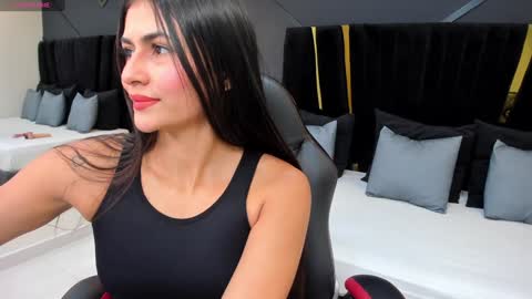 Snapshot of emiliee_xx chatting on December 2024 05:00:01 PM Emillie online show from December 2024 05:00:01 PM