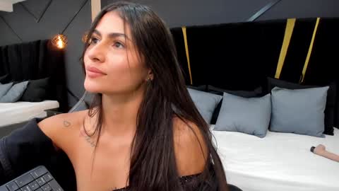 Snapshot of emiliee_xx chatting on January 2025 08:03:02 PM Emillie online show from January 2025 08:03:02 PM