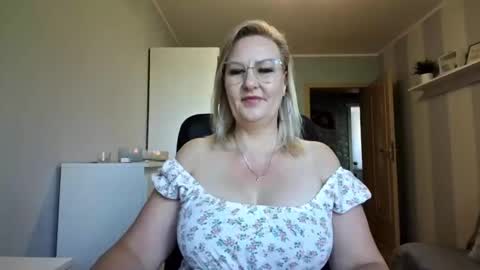 Snapshot of emillykiss chatting on May 2026 06:32:01 AM EmillyLove online show from May 2026 06:32:01 AM