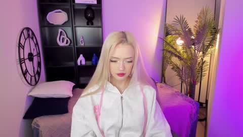 Emily online show from November 2025 03:45:01 PM