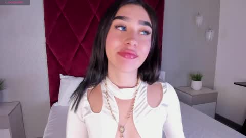 emily_clarkk_ online show from April 2026 07:37:02 PM