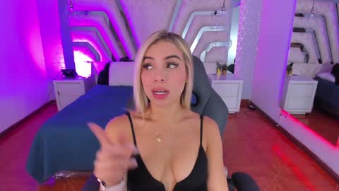 Snapshot of emily_ellen chatting on January 2025 10:39:01 AM Emily online show from January 2025 10:39:01 AM