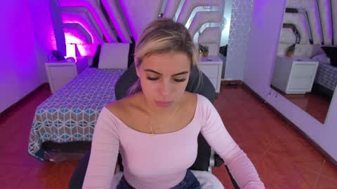 Snapshot of emily_ellen chatting on January 2025 10:29:02 AM Emily online show from January 2025 10:29:02 AM