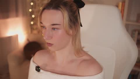 Em -  online show from December 2024 10:22:01 PM