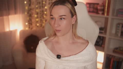 Em -  online show from December 2024 12:00:02 AM