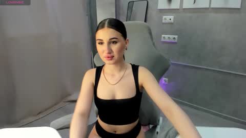 Snapshot of emily_lews chatting on February 2026 04:21:02 AM Emily online show from February 2026 04:21:02 AM