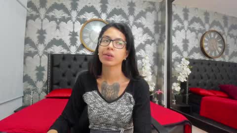 Snapshot of emily_loperaa chatting on February 2025 02:05:01 PM Emily online show from February 2025 02:05:01 PM