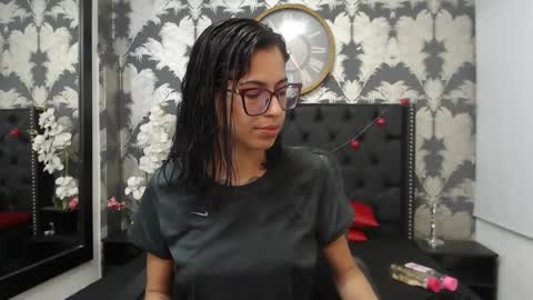 Snapshot of emily_loperaa chatting on March 2025 06:00:02 PM Emily online show from March 2025 06:00:02 PM