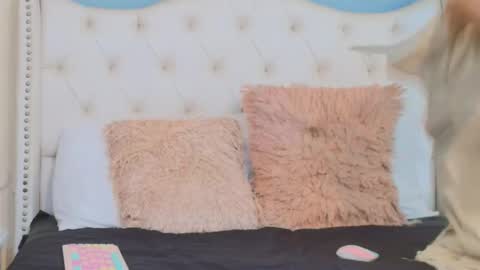 Snapshot of emily_loperaa chatting on November 2025 08:11:02 PM Emily online show from November 2025 08:11:02 PM