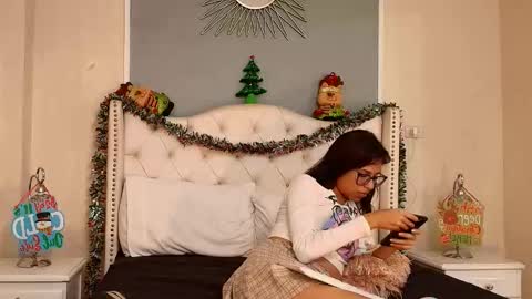 Snapshot of emily_loperaa chatting on December 2025 01:44:02 AM Emily online show from December 2025 01:44:02 AM