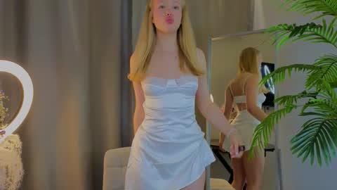 Snapshot of emily_shepard chatting on September 2025 01:40:02 AM emily shepard online show from September 2025 01:40:02 AM