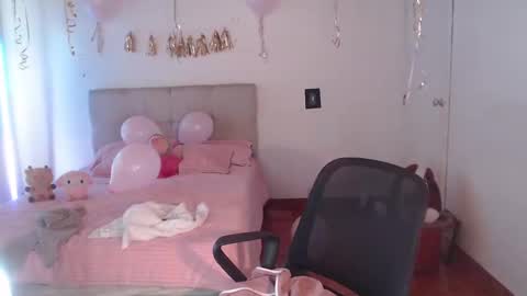 Snapshot of emily_swan_04 chatting on January 2025 07:02:02 PM Emily  Swan online show from January 2025 07:02:02 PM