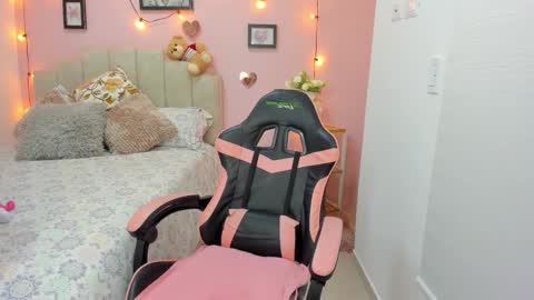 Snapshot of emilyharrix chatting on November 2025 10:37:01 PM Emily online show from November 2025 10:37:01 PM