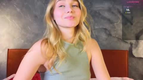 Snapshot of emilyhewell chatting on February 2025 11:46:02 AM Emi online show from February 2025 11:46:02 AM