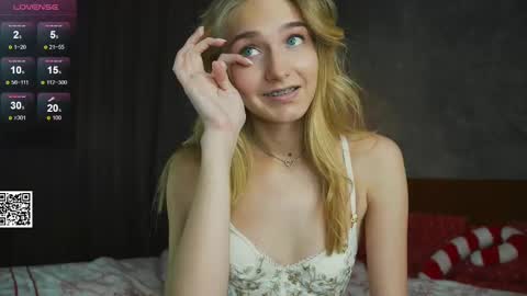 Snapshot of emilyhewell chatting on February 2025 11:09:02 AM Emi online show from February 2025 11:09:02 AM