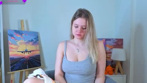 Snapshot of emilyhewell chatting on November 2025 01:33:02 AM Emi online show from November 2025 01:33:02 AM