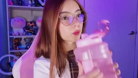 Snapshot of emilykarterr chatting on December 2025 04:57:02 PM VALEEEN online show from December 2025 04:57:02 PM