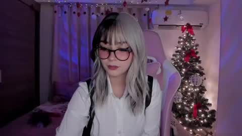 Snapshot of emilyrosss_ chatting on December 2024 06:17:02 AM EMILY online show from December 2024 06:17:02 AM