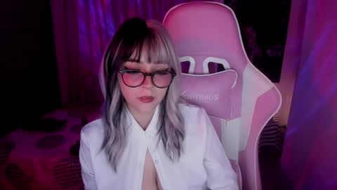 Snapshot of emilyrosss_ chatting on January 2025 07:50:01 AM EMILY online show from January 2025 07:50:01 AM