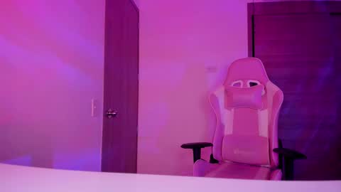 Snapshot of emilyrosss_ chatting on March 2025 06:21:02 AM EMILY online show from March 2025 06:21:02 AM