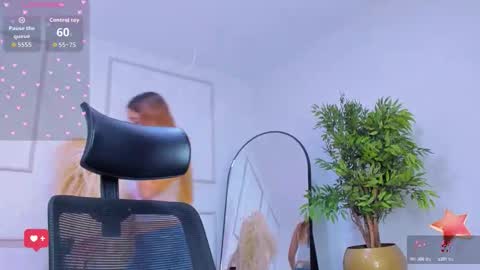 Snapshot of emilywillis8 chatting on December 2025 02:04:01 PM E M I L Y online show from December 2025 02:04:01 PM