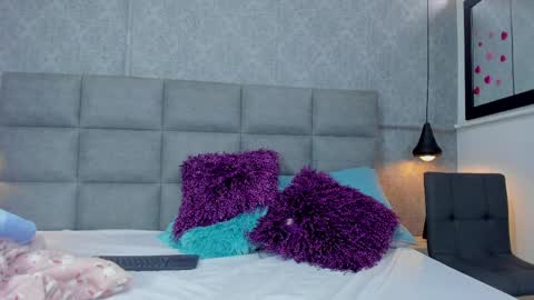 emilyy_r online show from April 2026 07:04:02 PM