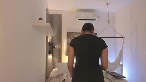 Snapshot of emma_alice_ chatting on December 2025 10:43:01 AM Alice online show from December 2025 10:43:01 AM