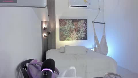 Snapshot of emma_alice_ chatting on January 2026 10:20:01 AM Alice online show from January 2026 10:20:01 AM