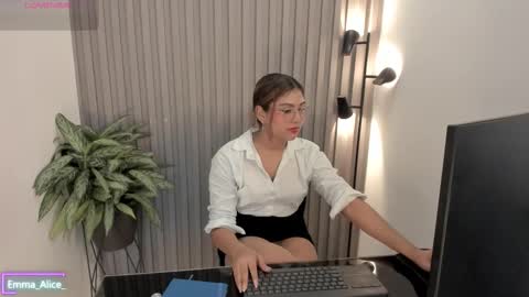 Snapshot of emma_alice_ chatting on February 2026 11:44:01 AM Alice online show from February 2026 11:44:01 AM