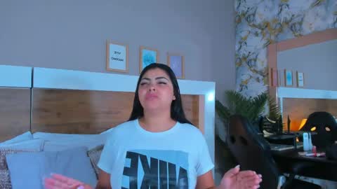 Snapshot of emma_bakker_ chatting on May 2026 07:05:01 AM Emma online show from May 2026 07:05:01 AM