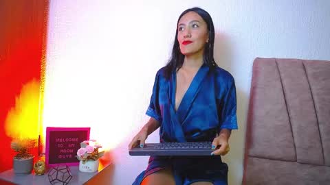 Snapshot of emma_glowof chatting on June 2026 05:49:02 PM Emma Glow online show from June 2026 05:49:02 PM