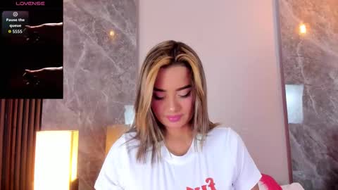 Snapshot of emma_hunter_ chatting on December 2025 04:20:02 AM Emma online show from December 2025 04:20:02 AM