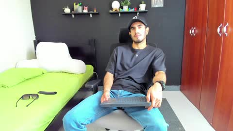 Snapshot of emma_muscle_ chatting on December 2024 03:25:02 PM emma online show from December 2024 03:25:02 PM