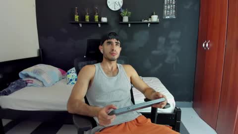 Snapshot of emma_muscle_ chatting on February 2025 10:25:01 PM emma online show from February 2025 10:25:01 PM