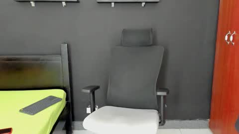 Snapshot of emma_muscle_ chatting on November 2025 03:24:02 PM emma online show from November 2025 03:24:02 PM