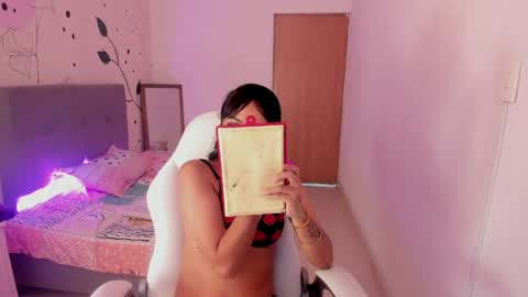 emma_rouxx online show from April 2026 06:19:02 PM