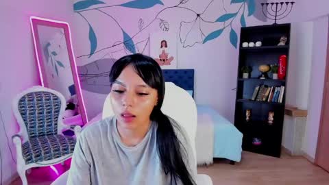 emma_rouxx online show from April 2026 07:08:02 PM