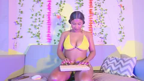 Snapshot of emmaconneer chatting on November 2025 02:06:02 PM Emma online show from November 2025 02:06:02 PM