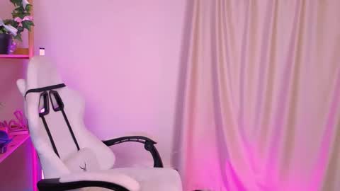 Emma online show from October 2025 10:01:01 AM