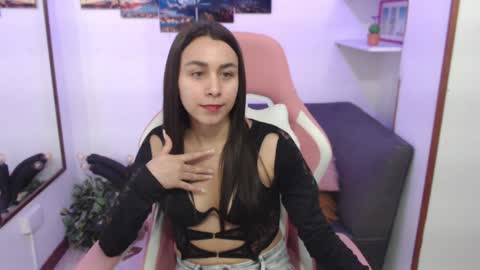 Snapshot of emmamyers_ chatting on February 2025 10:43:02 PM Emma  online show from February 2025 10:43:02 PM