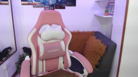 Snapshot of emmamyers_ chatting on February 2025 11:17:01 PM Emma  online show from February 2025 11:17:01 PM