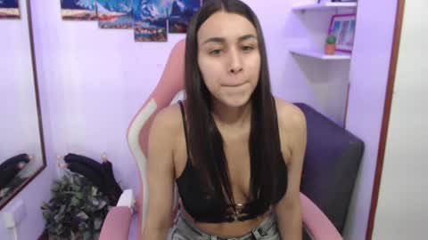 Snapshot of emmamyers_ chatting on February 2025 10:21:01 PM Emma  online show from February 2025 10:21:01 PM