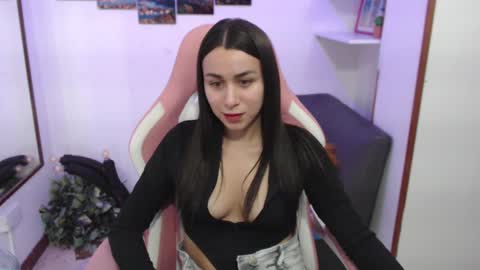 Snapshot of emmamyers_ chatting on February 2025 10:28:02 PM Emma  online show from February 2025 10:28:02 PM