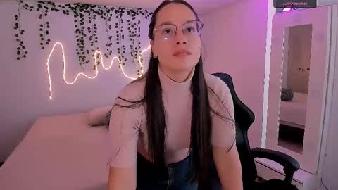 Emma Torres online show from October 2025 01:44:01 PM